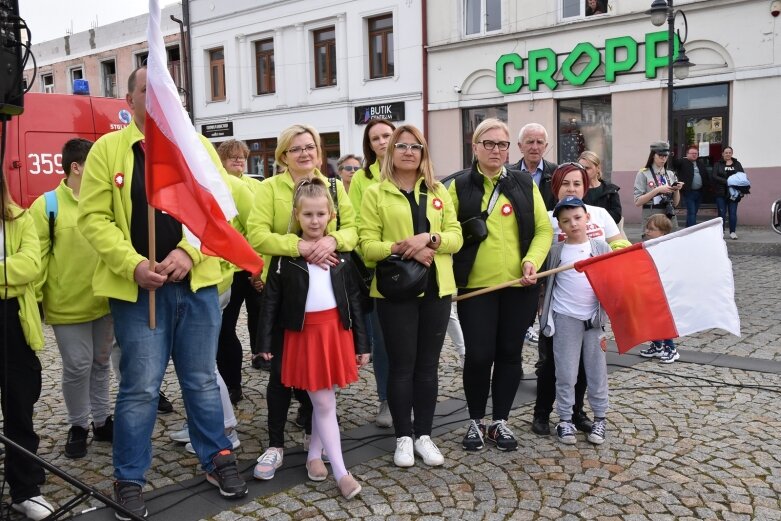  Dzień Flagi w Skierniewicach. To tutaj rozwinięto najdłuższą flagę w Łódzkiem 