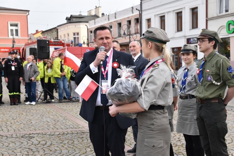  Dzień Flagi w Skierniewicach. To tutaj rozwinięto najdłuższą flagę w Łódzkiem 