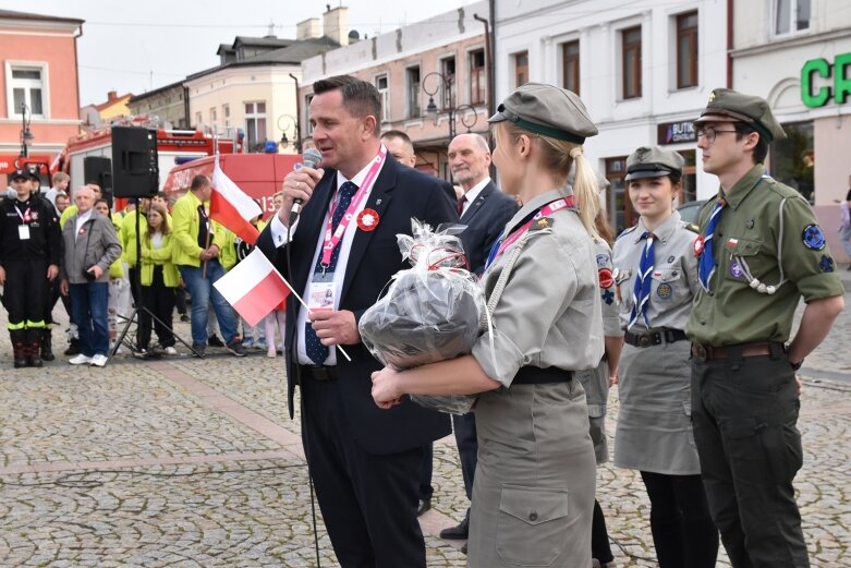  Dzień Flagi w Skierniewicach. To tutaj rozwinięto najdłuższą flagę w Łódzkiem 