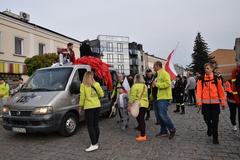  Dzień Flagi w Skierniewicach. To tutaj rozwinięto najdłuższą flagę w Łódzkiem 