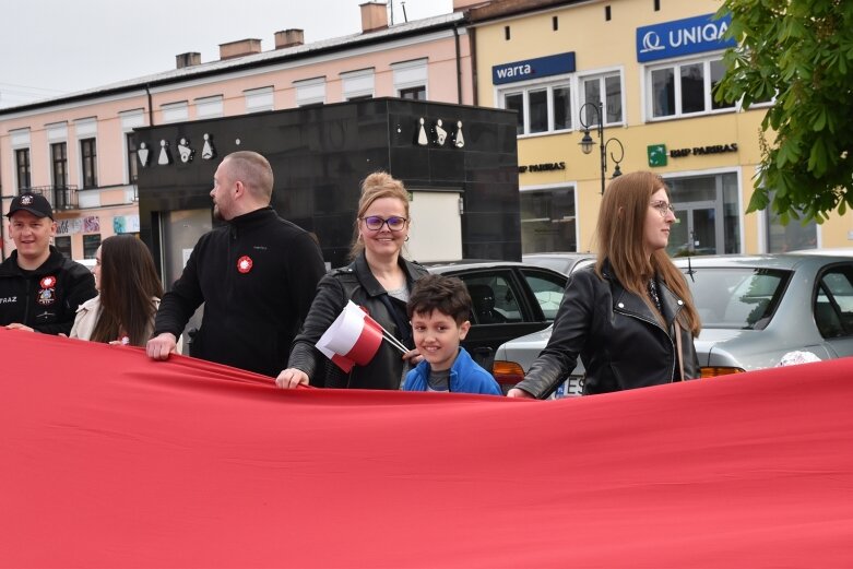  Dzień Flagi w Skierniewicach. To tutaj rozwinięto najdłuższą flagę w Łódzkiem 