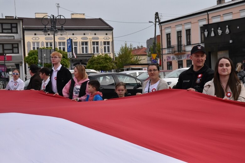  Dzień Flagi w Skierniewicach. To tutaj rozwinięto najdłuższą flagę w Łódzkiem 