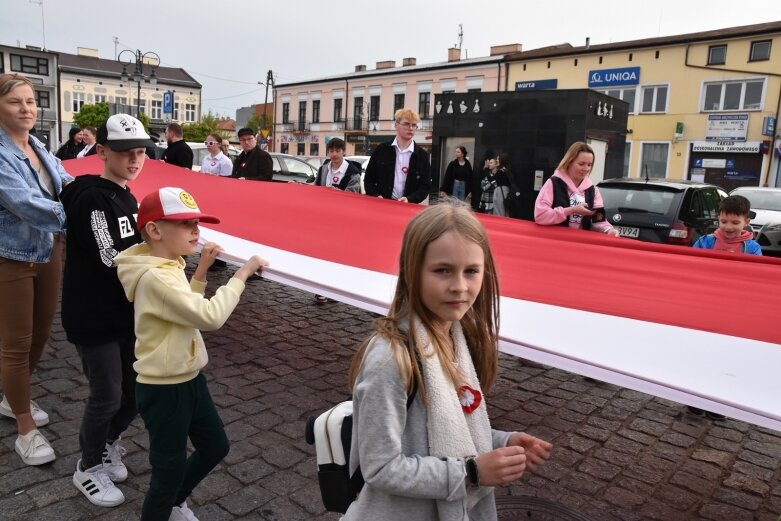  Dzień Flagi w Skierniewicach. To tutaj rozwinięto najdłuższą flagę w Łódzkiem 