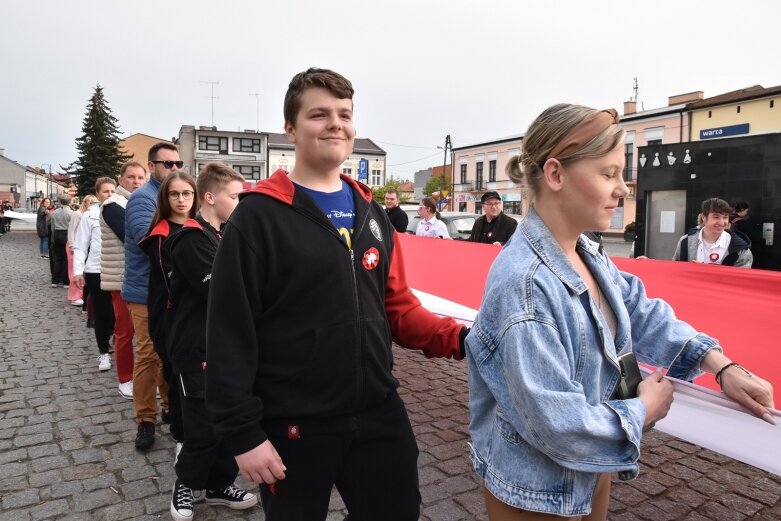  Dzień Flagi w Skierniewicach. To tutaj rozwinięto najdłuższą flagę w Łódzkiem 