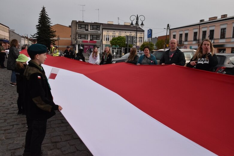  Dzień Flagi w Skierniewicach. To tutaj rozwinięto najdłuższą flagę w Łódzkiem 