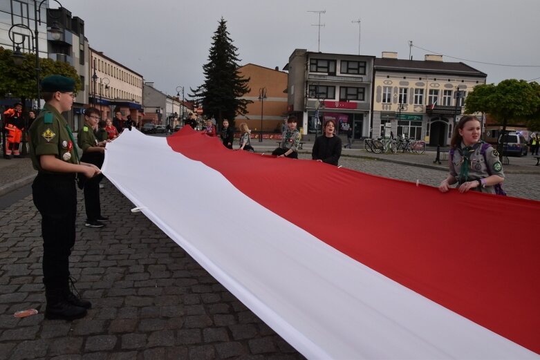  Dzień Flagi w Skierniewicach. To tutaj rozwinięto najdłuższą flagę w Łódzkiem 