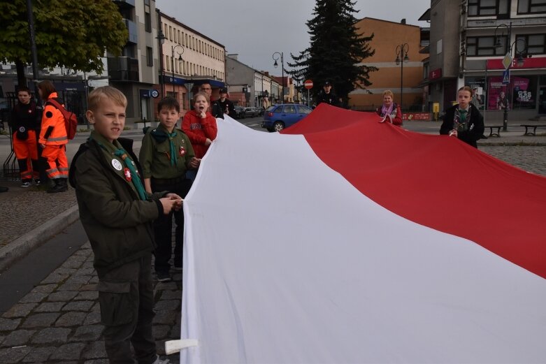  Dzień Flagi w Skierniewicach. To tutaj rozwinięto najdłuższą flagę w Łódzkiem 