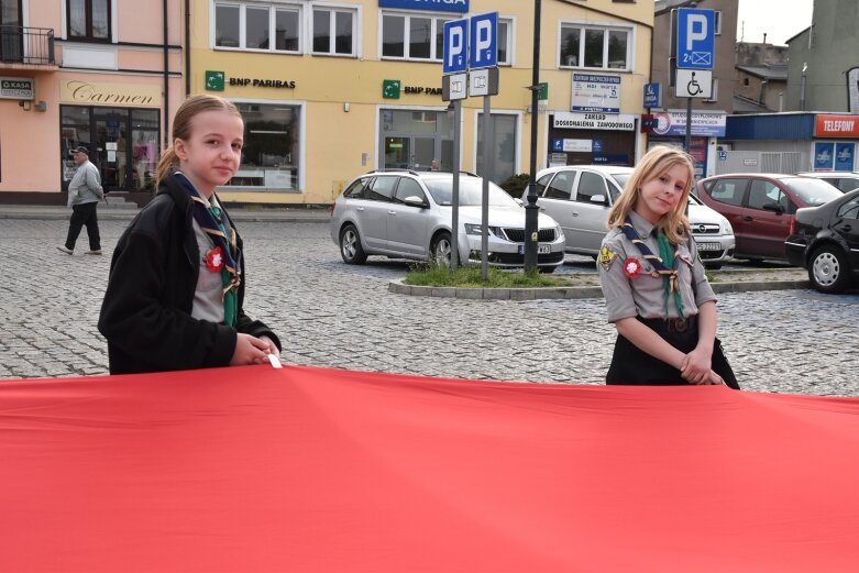  Dzień Flagi w Skierniewicach. To tutaj rozwinięto najdłuższą flagę w Łódzkiem 