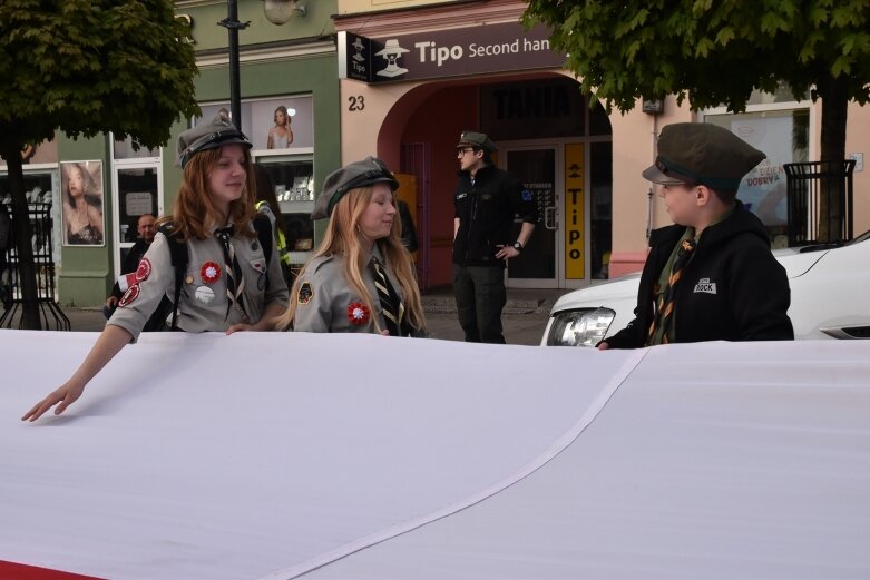  Dzień Flagi w Skierniewicach. To tutaj rozwinięto najdłuższą flagę w Łódzkiem 