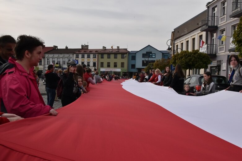  Dzień Flagi w Skierniewicach. To tutaj rozwinięto najdłuższą flagę w Łódzkiem 