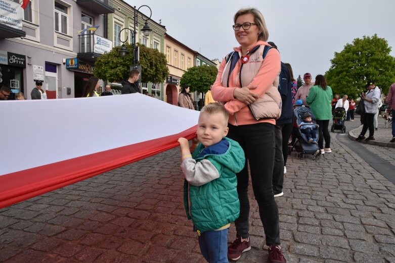  Dzień Flagi w Skierniewicach. To tutaj rozwinięto najdłuższą flagę w Łódzkiem 