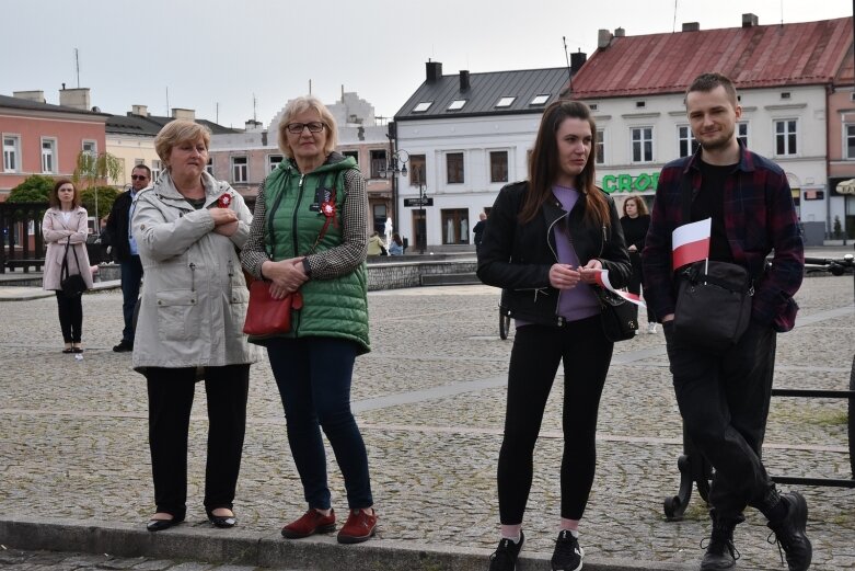  Dzień Flagi w Skierniewicach. To tutaj rozwinięto najdłuższą flagę w Łódzkiem 