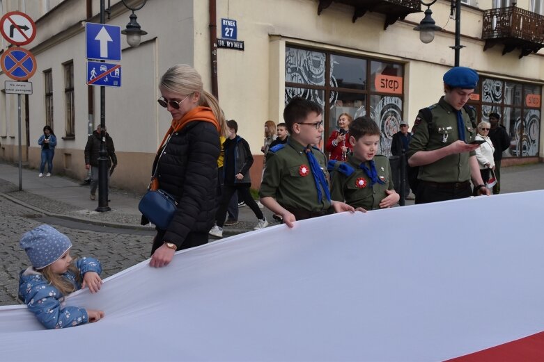  Dzień Flagi w Skierniewicach. To tutaj rozwinięto najdłuższą flagę w Łódzkiem 