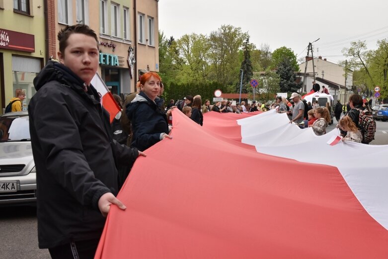  Dzień Flagi w Skierniewicach. To tutaj rozwinięto najdłuższą flagę w Łódzkiem 