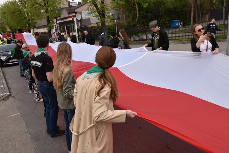  Dzień Flagi w Skierniewicach. To tutaj rozwinięto najdłuższą flagę w Łódzkiem 