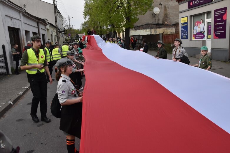  Dzień Flagi w Skierniewicach. To tutaj rozwinięto najdłuższą flagę w Łódzkiem 