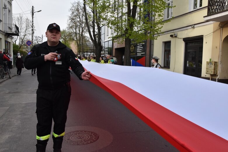  Dzień Flagi w Skierniewicach. To tutaj rozwinięto najdłuższą flagę w Łódzkiem 