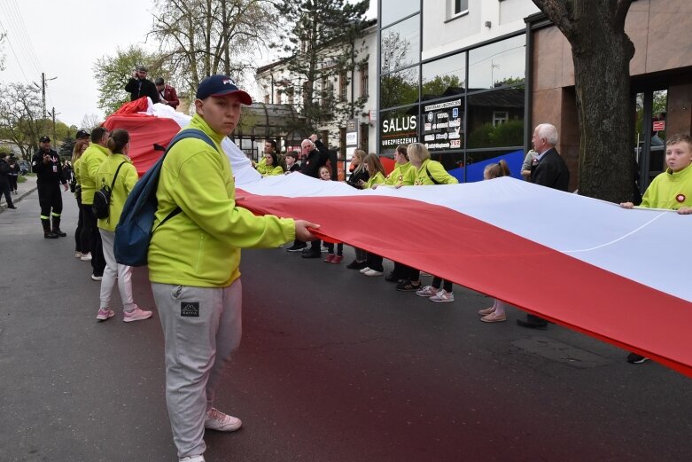  Dzień Flagi w Skierniewicach. To tutaj rozwinięto najdłuższą flagę w Łódzkiem 