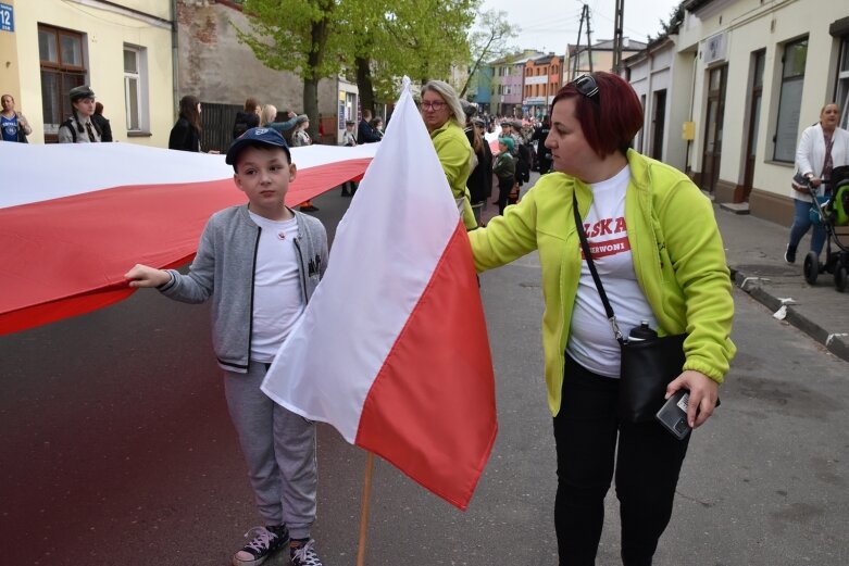  Dzień Flagi w Skierniewicach. To tutaj rozwinięto najdłuższą flagę w Łódzkiem 