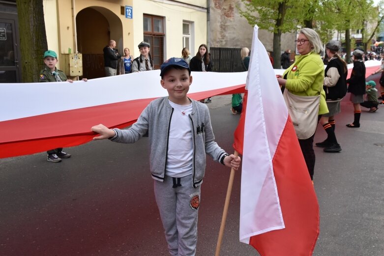  Dzień Flagi w Skierniewicach. To tutaj rozwinięto najdłuższą flagę w Łódzkiem 