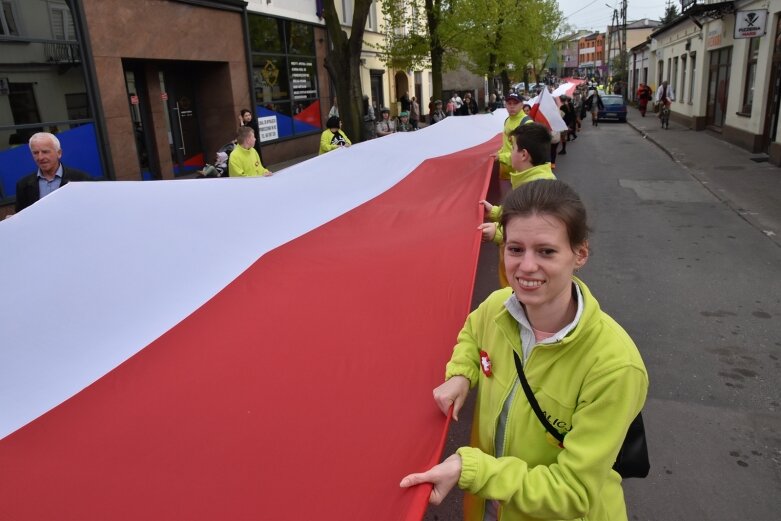  Dzień Flagi w Skierniewicach. To tutaj rozwinięto najdłuższą flagę w Łódzkiem 