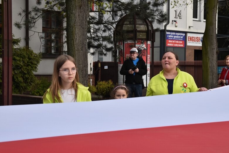  Dzień Flagi w Skierniewicach. To tutaj rozwinięto najdłuższą flagę w Łódzkiem 