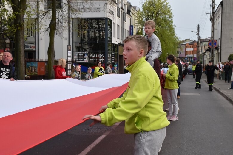  Dzień Flagi w Skierniewicach. To tutaj rozwinięto najdłuższą flagę w Łódzkiem 