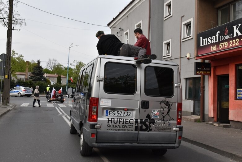  Dzień Flagi w Skierniewicach. To tutaj rozwinięto najdłuższą flagę w Łódzkiem 