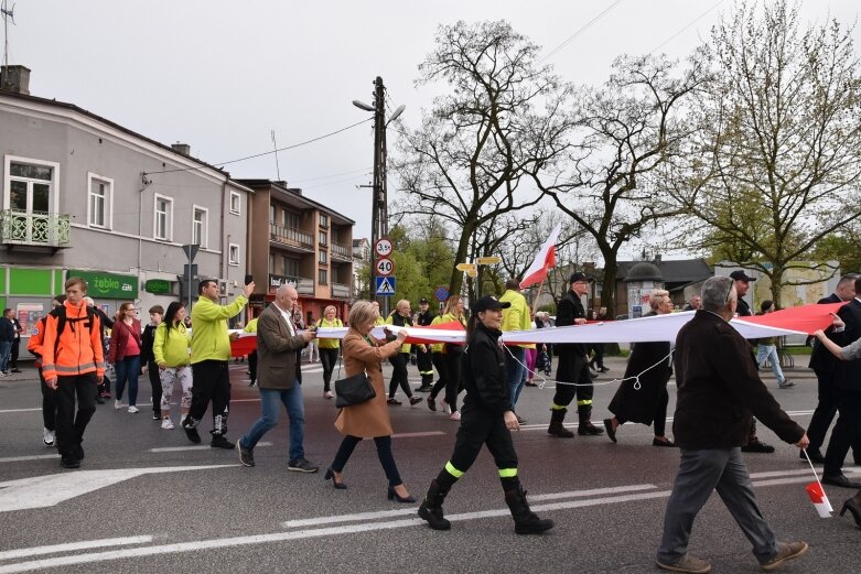  Dzień Flagi w Skierniewicach. To tutaj rozwinięto najdłuższą flagę w Łódzkiem 