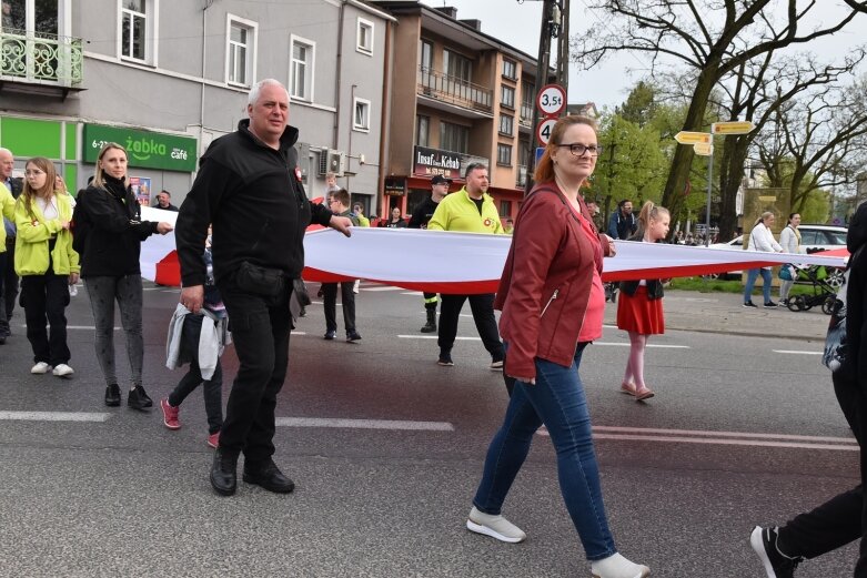  Dzień Flagi w Skierniewicach. To tutaj rozwinięto najdłuższą flagę w Łódzkiem 