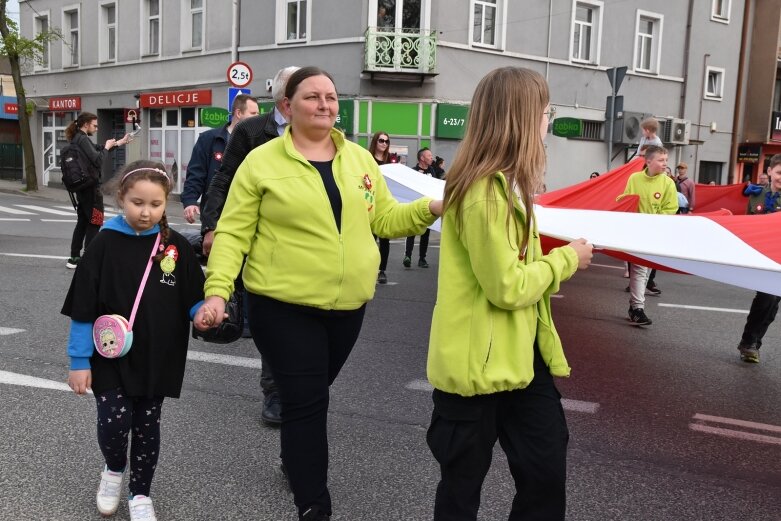  Dzień Flagi w Skierniewicach. To tutaj rozwinięto najdłuższą flagę w Łódzkiem 