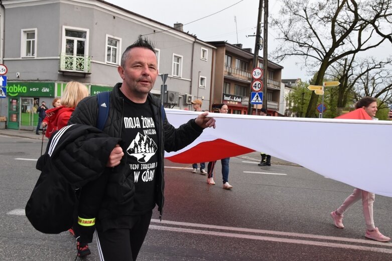  Dzień Flagi w Skierniewicach. To tutaj rozwinięto najdłuższą flagę w Łódzkiem 