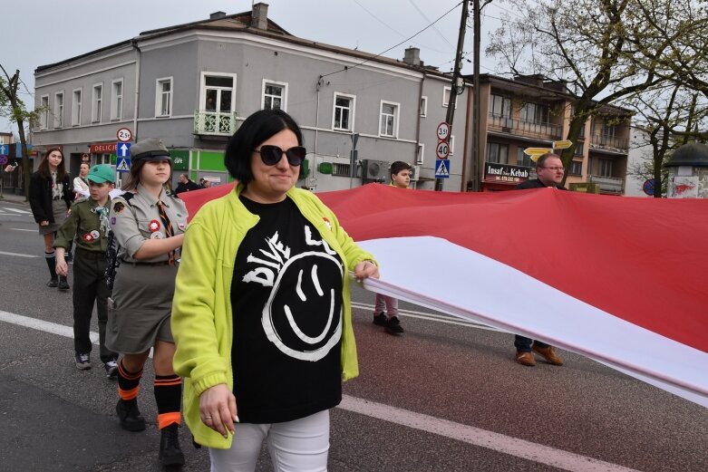  Dzień Flagi w Skierniewicach. To tutaj rozwinięto najdłuższą flagę w Łódzkiem 