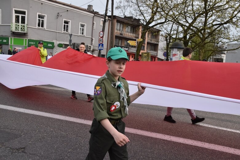  Dzień Flagi w Skierniewicach. To tutaj rozwinięto najdłuższą flagę w Łódzkiem 