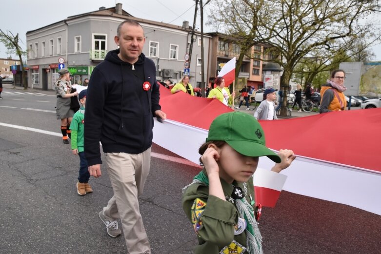  Dzień Flagi w Skierniewicach. To tutaj rozwinięto najdłuższą flagę w Łódzkiem 