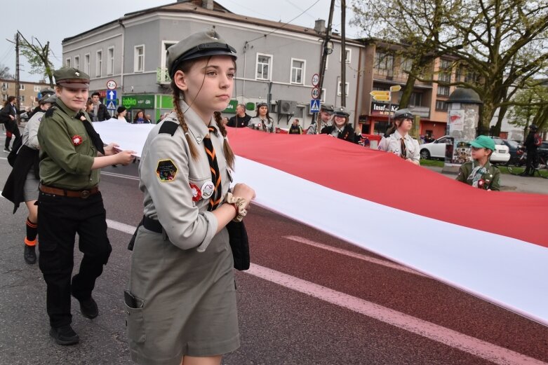  Dzień Flagi w Skierniewicach. To tutaj rozwinięto najdłuższą flagę w Łódzkiem 