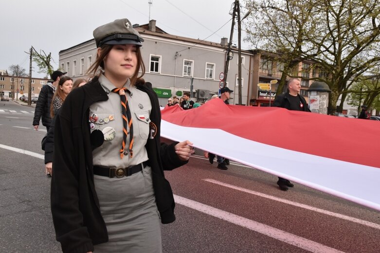  Dzień Flagi w Skierniewicach. To tutaj rozwinięto najdłuższą flagę w Łódzkiem 