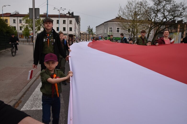  Dzień Flagi w Skierniewicach. To tutaj rozwinięto najdłuższą flagę w Łódzkiem 