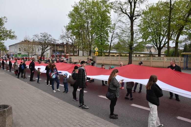  Dzień Flagi w Skierniewicach. To tutaj rozwinięto najdłuższą flagę w Łódzkiem 