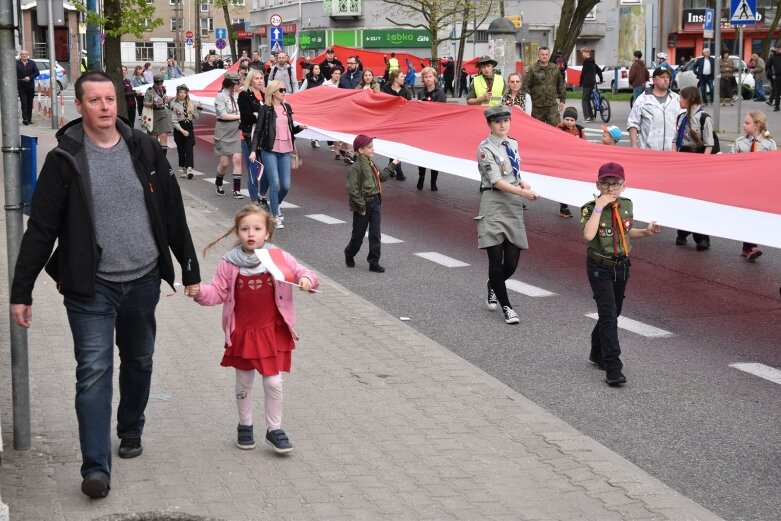  Dzień Flagi w Skierniewicach. To tutaj rozwinięto najdłuższą flagę w Łódzkiem 