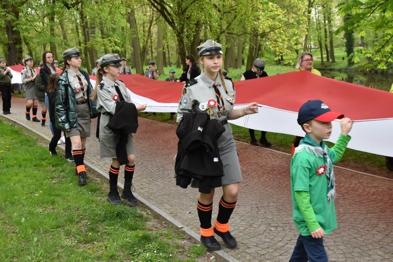  Dzień Flagi w Skierniewicach. To tutaj rozwinięto najdłuższą flagę w Łódzkiem 