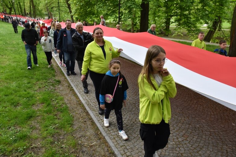  Dzień Flagi w Skierniewicach. To tutaj rozwinięto najdłuższą flagę w Łódzkiem 