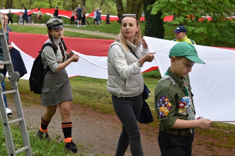  Dzień Flagi w Skierniewicach. To tutaj rozwinięto najdłuższą flagę w Łódzkiem 