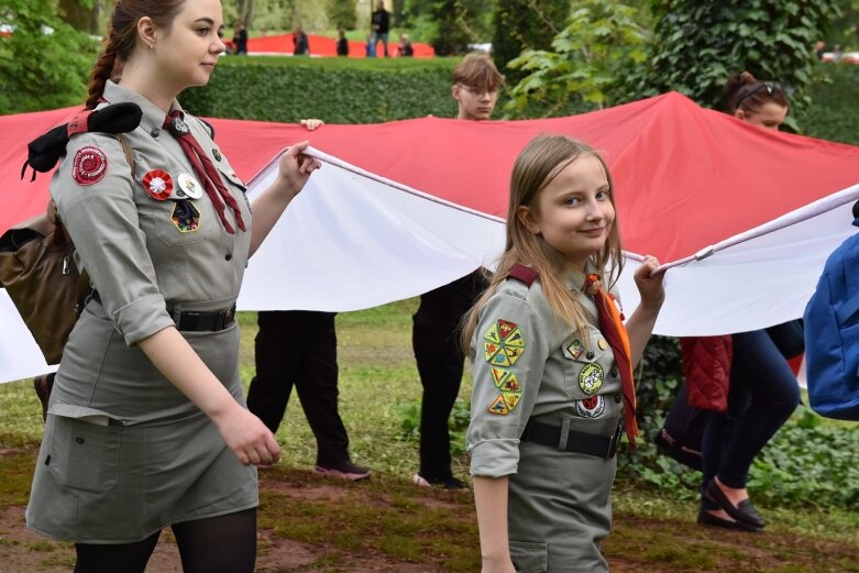  Dzień Flagi w Skierniewicach. To tutaj rozwinięto najdłuższą flagę w Łódzkiem 