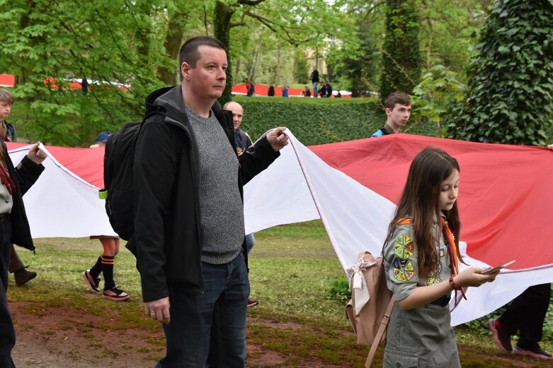  Dzień Flagi w Skierniewicach. To tutaj rozwinięto najdłuższą flagę w Łódzkiem 