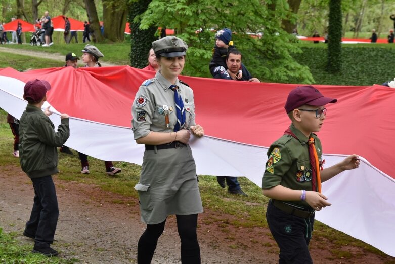  Dzień Flagi w Skierniewicach. To tutaj rozwinięto najdłuższą flagę w Łódzkiem 