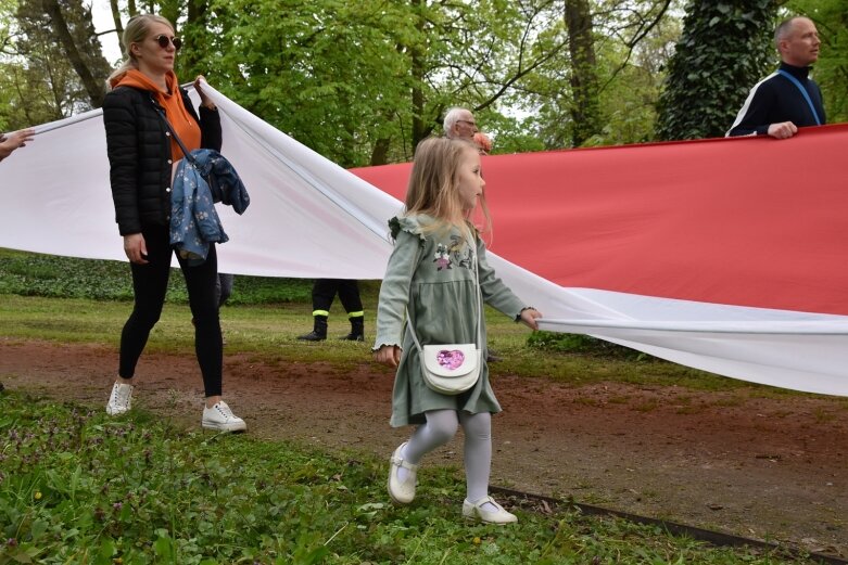  Dzień Flagi w Skierniewicach. To tutaj rozwinięto najdłuższą flagę w Łódzkiem 