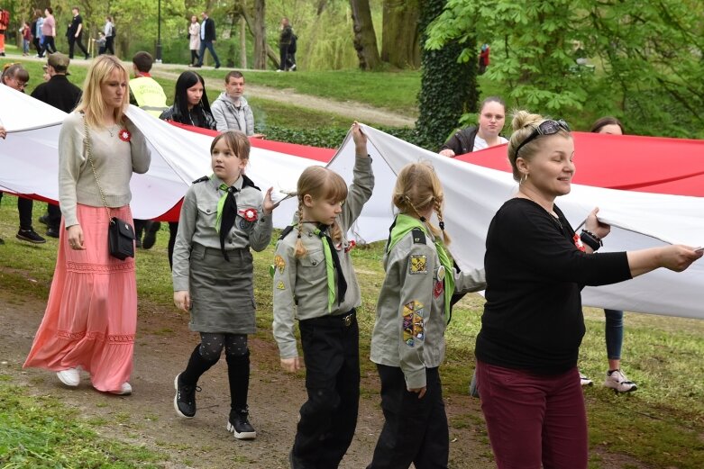  Dzień Flagi w Skierniewicach. To tutaj rozwinięto najdłuższą flagę w Łódzkiem 