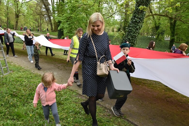  Dzień Flagi w Skierniewicach. To tutaj rozwinięto najdłuższą flagę w Łódzkiem 