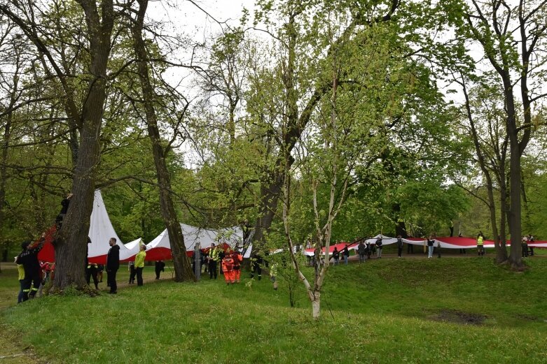  Dzień Flagi w Skierniewicach. To tutaj rozwinięto najdłuższą flagę w Łódzkiem 